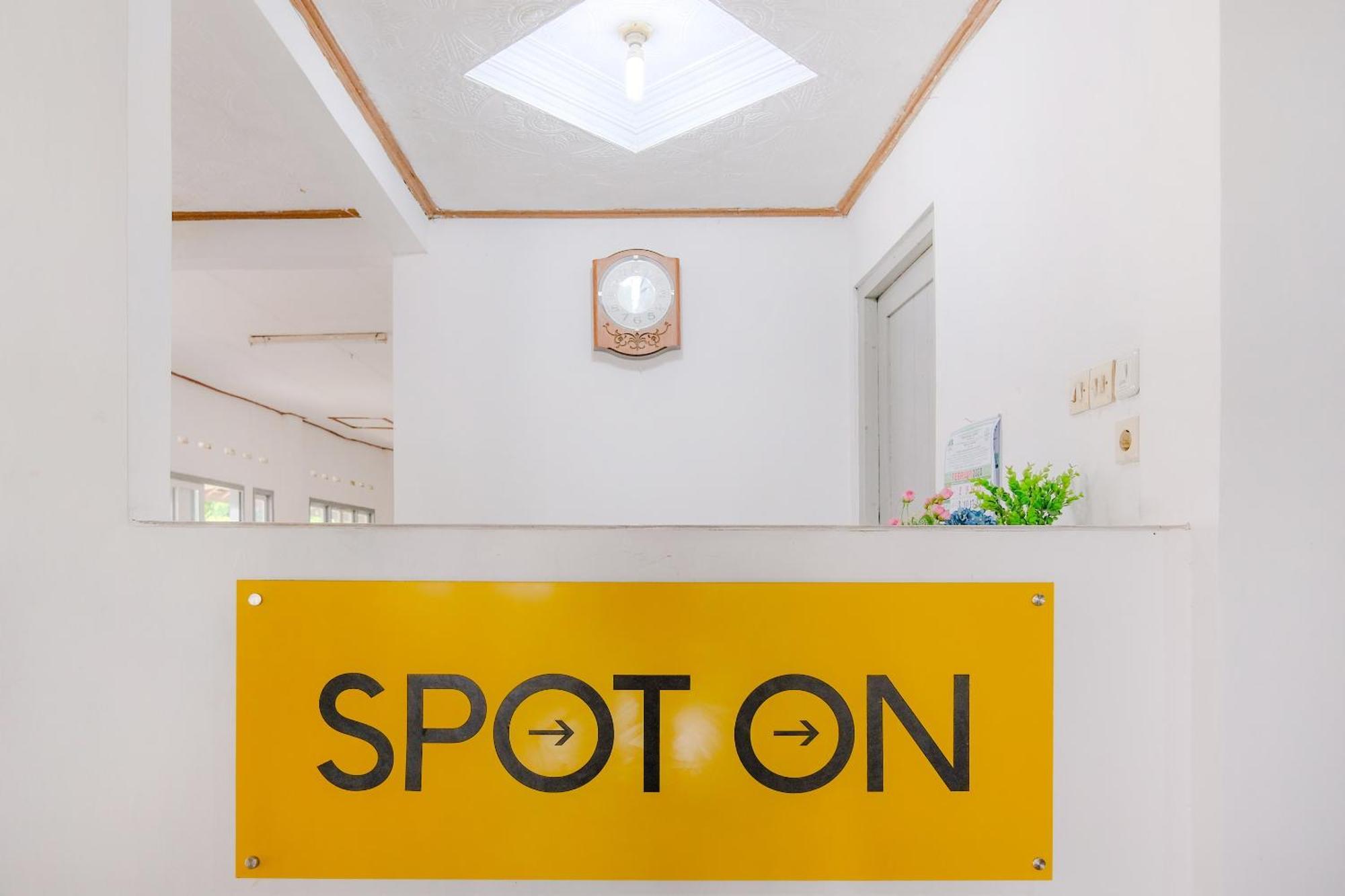 Oyo Life 2638 Hotel Raya Sarangan Extérieur photo