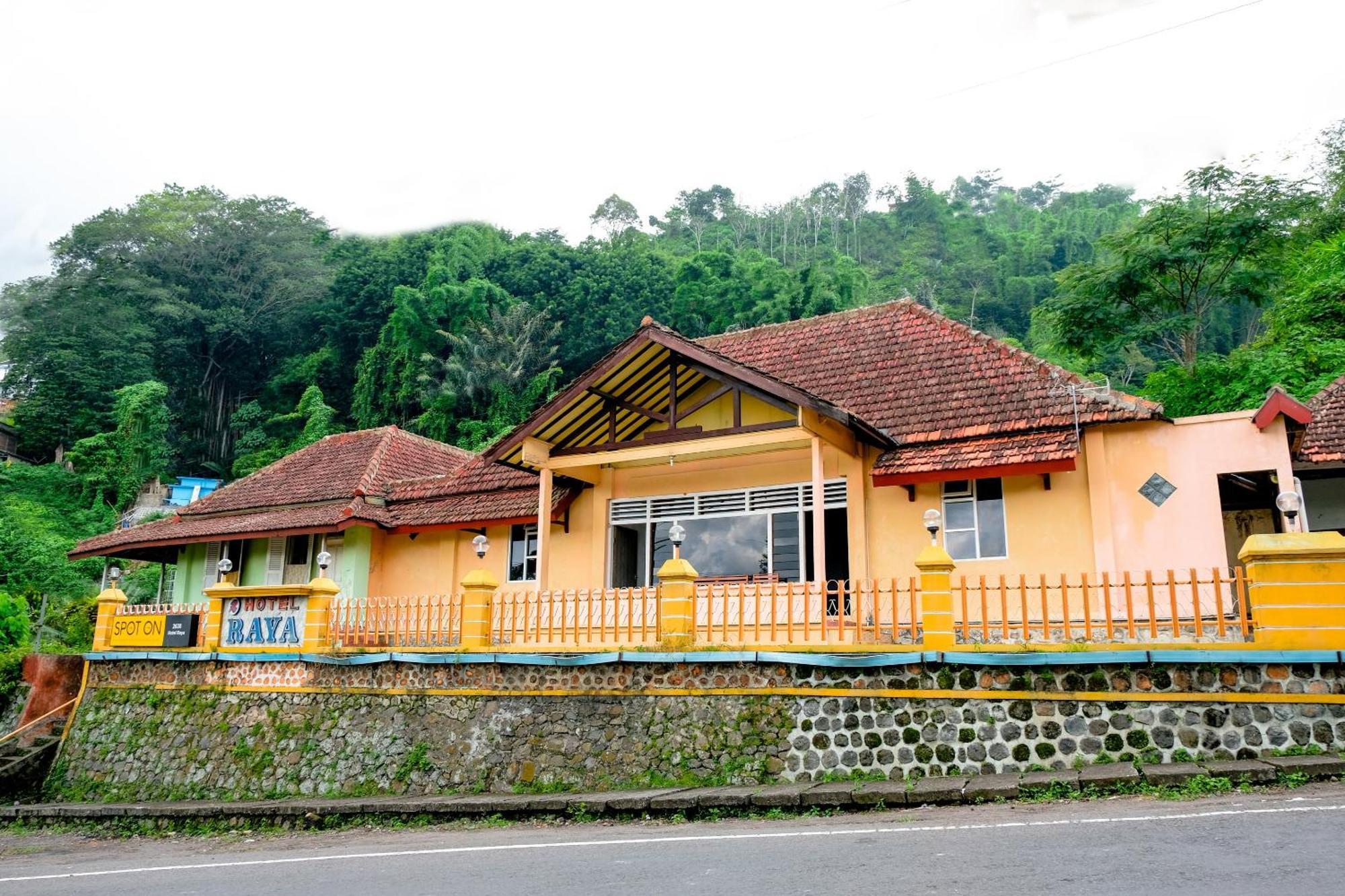Oyo Life 2638 Hotel Raya Sarangan Extérieur photo